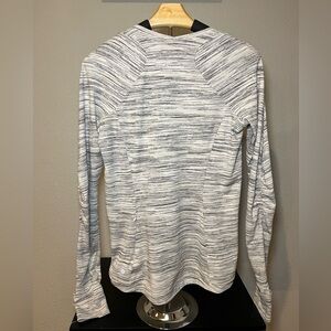 Lululemon Women’s Long sleeve active top light greys